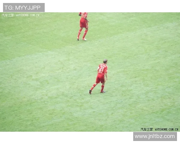 绿茵场上的浪漫故事足球巨星与爱侣温情时刻合集